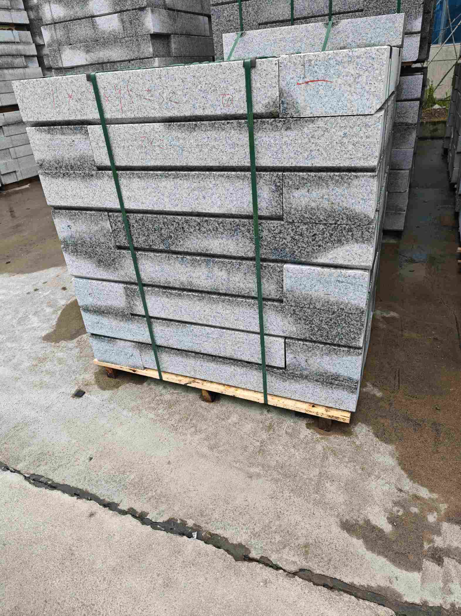 贵港芙蓉白路牙石，马路牙子