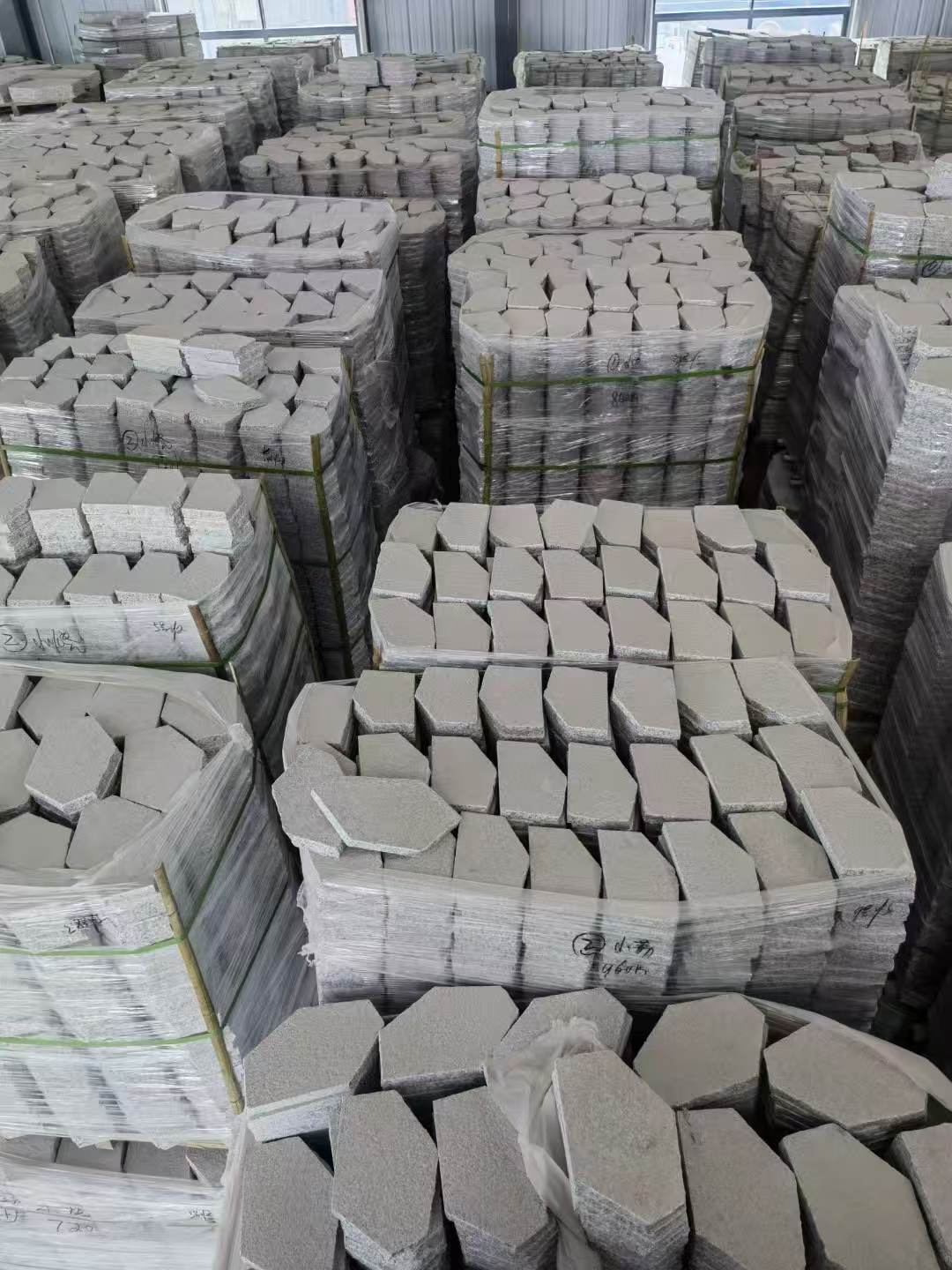 贵港芝麻白石材冰裂纹，碎拼。